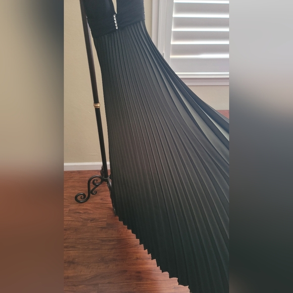 STUNNING! Betsy & Adams Ombre Formal Gown - Picture 2 of 8